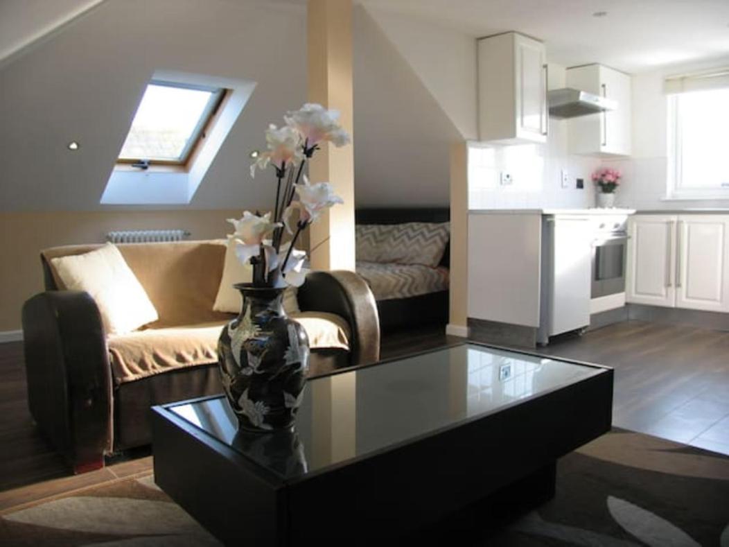 Modern Cosy Private Studio, Wifi, Ip-Tv, Must See Romford Bagian luar foto