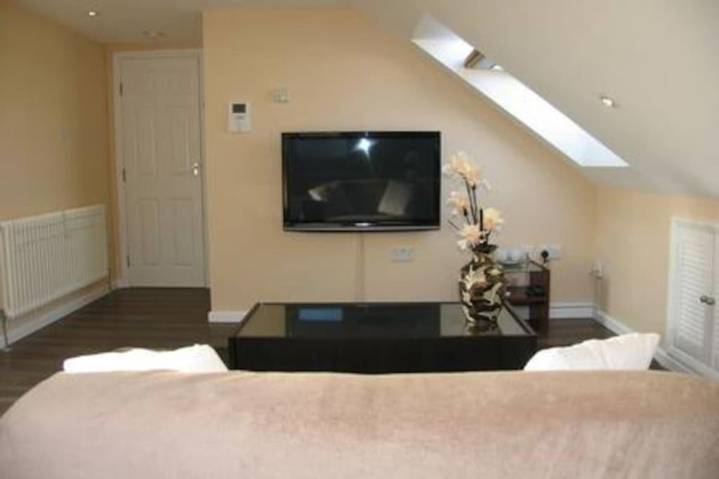 Modern Cosy Private Studio, Wifi, Ip-Tv, Must See Romford Bagian luar foto