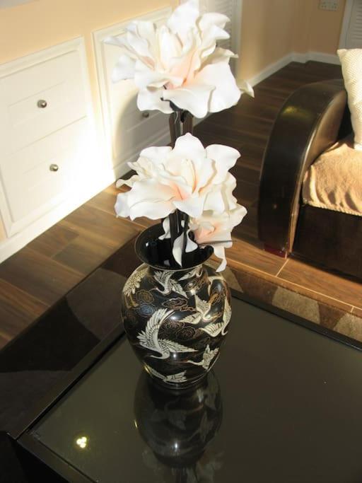 Modern Cosy Private Studio, Wifi, Ip-Tv, Must See Romford Bagian luar foto